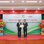 Doanh nhân Đỗ Quang Hiển nhận kỷ niệm chương vì sự nghiệp phát triển của ĐHQGHN