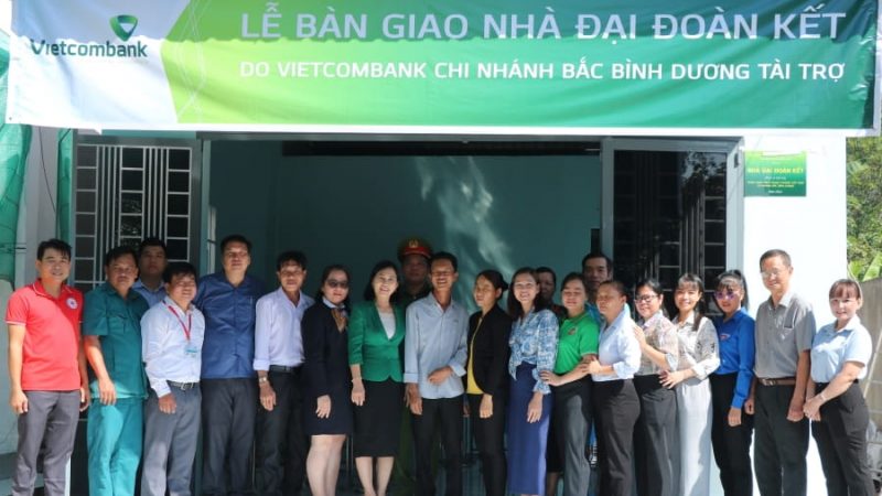 Vietcombank Bắc Bình Dương trao tặng 3 căn nhà đại đoàn kết