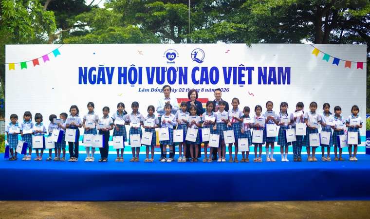 Vinamilk cùng Quỹ sữa Vươn cao Việt Nam lan tỏa cơ hội và niềm tin cho trẻ em Lâm Đồng
